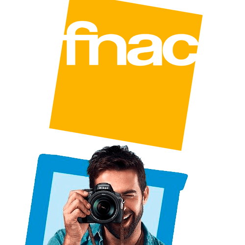 Een man neemt een foto van FNAC-specials met het logo op de achtergrond