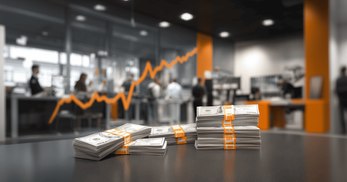 Українці різко збільшили купівлю валюти у жовтні: що буде з курсом